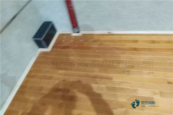 柞木篮球场实木地板怎么维修？